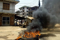Le coeur de la contestation est à Onitsha, ville commerçante, réputée pour sa mafia et sa violence. Le nom du Mouvement pour la réalisation de l'Etat souverain du Biafra, serait à l'origine des troubles. 

		(Photo : AFP)