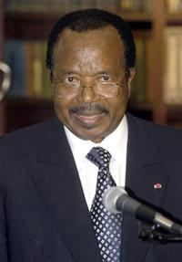 Paul Biya (en juin 2006), reconduit à la tête du RDPC. «<em>Nous attendions un congrès qui s'achève par la désignation de nouveaux personnels</em>», regrettent les déçus du congrès. 

		(Photo : AFP)