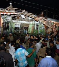 Un des trains touchés par des explosions à Bombay, le 11 juillet 2006. 

		(Photo : AFP)