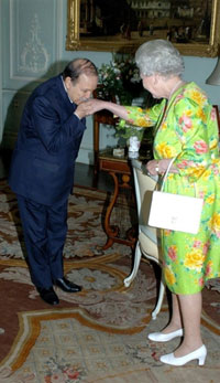 La reine d'Angleterre, Elizabeth II, reçoit Abdelaziz Bouteflika. Le Royaume-Uni n'avait pas reçu de haut dignitaire algérien depuis l'indépendance de l'Algérie en 1962. 

		(Photo : AFP)