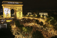Les Champs-Elysées se sont pratiquement vidés après la victoire de l'Italie face à la France en finale de la Coupe du monde 2006. Malgré cette défaite, l'arc de Triomphe affichait : «Zizou on t'aime». 

		(Photo : AFP)