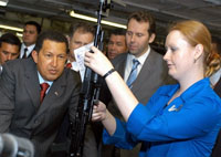 A Ijvesk, le président vénézuélien a visité l'usine de production des célèbres Kalachnikov. 

		(Photo : AFP)