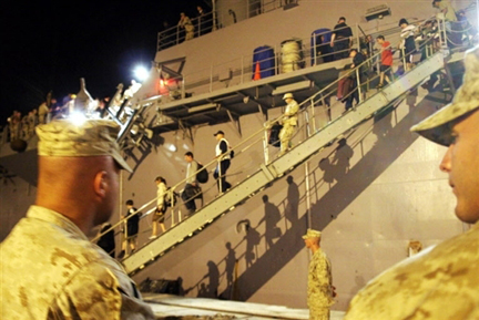 Chyrpre concentre les opérations internationales d'évacuation par la mer. L'île attend 10&nbsp;000 personnes dans les prochaines vingt-quatre heures. P&#13;&#10;&#13;&#10;&#9;&#9;(Photo : AFP)