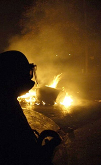 Novembre 2005 : des émeutes nocturnes se sont propagées dans certaines banlieues de Paris et de plusieurs grandes villes de province. 

		(Photo: AFP)