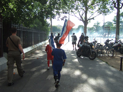 A l'heure de la finale, les supporters français prennent le chemin du Parc des Princes. &#13;&#10;&#13;&#10;&#9;&#9;(Photo : Philippe Couve/RFI)