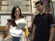 30 juin 2006 : Un couple chinois sans-papiers sort de la Préfecture de Police de Paris avec une autorisation de séjour de dix ans en France. La France et la Chine ont signé mardi 18 juillet un accord pour mieux coordonner la lutte contre l'immigration clandestine. 

		(Photo : AFP)