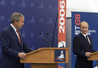 George W. Bush invite Vladimir Poutine à faire des efforts pour améliorer ses institutions démocratiques, prenant en exemple l'Irak. 

		(Photo : AFP)