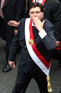 Le président péruvien, Alan Garcia, saluant la foule après son investiture. 

		(Photo : AFP)