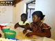 Guinée-Bissau : une petite entreprise de décortiquage de noix de cajou. 

		(Photo : AFP)