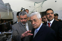 Le président de l’Autorité palestinien Mahmoud Abbas (C) visite le bureau du Premier ministre Ismaïl Haniyeh (G) détruit par un raid aérien israélien le 2 juillet. 

		(Photo : AFP)
