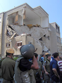 Haïfa, lundi 17 juillet. Immeuble touché par une roquette du Hezbollah. 

		(Photo : Sonia Chironi/RFI)