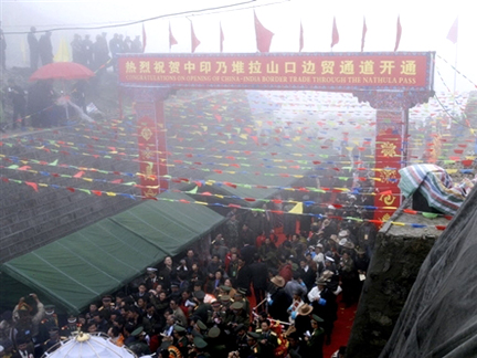 <em>«La réouverture de cette Route de la Soie (...) marque le début d'une nouvelle ère d'espoir et de prospérité»,</em> a déclaré le président de la région autonome du Tibet. &#13;&#10;&#13;&#10;&#9;&#9;(Photo : AFP)