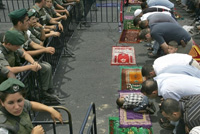 Vendredi, à Jérusalem, les musulmans n’ont pas pu passer les barrières des militaires israéliens pour aller prier à la mosquée d’al-Aqsa. 

		(Photo : AFP)