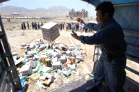 La police afghane a procédé lundi à la destruction de 3 000 canettes de bière et 630 bouteilles d'alcools divers saisies dans des hôtels de Kaboul. Le gouvernement de Hamid Karzaï souhaite rétablir le Département de la promotion de la vertu et de la  répression du vice. 

		(Photo : AFP)