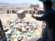 La police afghane a procédé lundi à la destruction de 3 000 canettes de bière et 630 bouteilles d'alcools divers saisies dans des hôtels de Kaboul. Le gouvernement de Hamid Karzaï tente de rétablir le Département de la promotion de la vertu et de la  répression du vice. 

		(Photo : AFP)