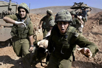 Dès le début de leur progression vers la localité libanaise de Bint-Jbeil, les soldats israéliens se sont violemment heurtés à des combattants du Hezbollah. 

		(Photo : AFP)