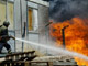 Un pompier libanais tente d'éteindre l'incendie d'une usine, après un raid aérien israélien, près de Tyr (au sud Liban). 

		(Photo : AFP)