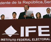 Luis Carlos Ugalde (centre), le président de l’IFE (Institut Fédéral Electoral) a déclaré que les 3 millions de votes annulés lors du programme préliminaire seront finalement pris en compte. Le deuxième décompte des voix commence ce mercredi 5 juillet. 

		(Photo : AFP)