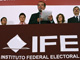 Luis Carlos Ugalde (centre), le président de l’IFE (Institut Fédéral Electoral) a déclaré que les 3 millions de votes annulés lors du programme préliminaire seront finalement pris en compte. Le deuxième décompte des voix a été commencé ce mercredi 5 juillet. 

		(Photo : AFP)