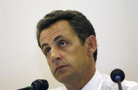 Entre sa volonté de procéder à l’expulsion des familles sans-papiers  et sa décision de permettre le réexamen des dossiers de ces mêmes familles, Nicolas Sarkozy se trouve politiquement dans une situation délicate. 

		(Photo : AFP)
