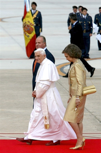 Benoît XVI a été accueilli à son arrivée à l'aéroport Valence&nbsp;par le roi Juan Carlos et la reine Sofia. 

		(Photo : AFP)