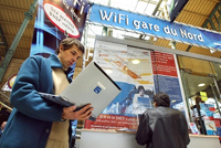 La mairie de Paris prévoit d'installer près de 400 points Wi-Fi gratuits d'ici fin 2007 dans des espaces publics. 

		(Photo : AFP)