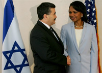 Le ministre israélien de la Défense, Amir Peretz et la secrétaire d'Etat américaine, Condoleezza Rice, à Jérusalem. Israël a accepté de suspendre ses raids aériens sur le Liban pendant quarante-huit heures. 

		(Photo : AFP)