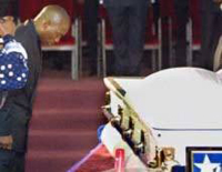 Joseph Kabila devant le cercueil de son père le 23 janvier 2001. &#13;&#10;&#13;&#10;&#9;&#9;(Photo : AFP)
