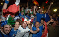 A Dortmund, les Italiens fêtent leur qualification pour la finale du Mondial 2006 après leur victoire face à l'Allemagne 2 - 0. 

		(Photo : AFP)