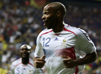 Brésil-France. Thierry Henry marque du pied droit à la 57e minute, sur un coup franc bien travaillé de Zidane. 

		(Photo : AFP)