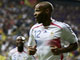 Thierry Henry marque du pied droit à la 57e minute, sur un coup franc bien travaillé de Zidane. 

		(Photo : AFP)