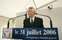 Dominique de Villepin a choisi la ville de Mantes-la-Jolie (Yvelines) qui symbolise pour beaucoup le malaise des banlieues, pour mettre en avant les bons résultats en matière de lutte contre le chômage. 

		(Photo : AFP)