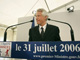 Dominique de Villepin a choisi la ville de Mantes-la-Jolie (Yvelines) qui symbolise pour beaucoup le malaise des banlieues, pour mettre en avant les bons résultats en matière de lutte contre le chômage. 

		(Photo : AFP)