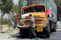 Dans la matinée de mardi, plusieurs poids lourds ont été pris pour cible sur la route menant de la ville chrétienne de Zahlé, dans la plaine de la Békaa, vers Beyrouth. 

		(Photo : AFP)