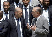 Au Palais de l’Elysée, hier, Jacques Chirac a rendu un hommage appuyé à celui qu’il a qualifié de <em>«génie du football».</em> 

		(Photo : AFP)