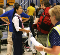 Tous les vols en provenance ou à destination de l'aéroport Londres-Heathrow sont suspendus. Ailleurs, comme ici à Manchester, les passagers ne peuvent se rendre en cabine qu'avec un sac transparent contenant documents de voyage et médicaments.
 

		(Photo : AFP)