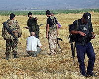 Des combattants du Hezbollah inspectent le site de Bouday où l’armée israélienne a débarqué des troupes aéroportées. 

		(Photo : AFP)