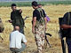 Des combattants du Hezbollah inspectent le site de Bouday où l’armée israélienne a débarqué des troupes aéroportées. 

		(Photo : AFP)