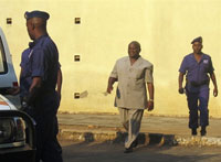 Le président Domitien Ndayizeye, le jour de son arrestation, accompagné par les forces de police de Bujumbura. 

		(Photo: AFP)