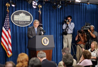 Le président George Bush, lors d'une une conférence de presse, a déclaré qu'il comptait sur plus d'engagement de la part de la France. 

		(Photo: AFP)