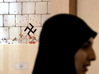 L'un des 200 dessins exposés à la Maison de la caricature de l'Iran. Il représente un Palestinien poignardé par une croix gammée. 

		(Photo : AFP)