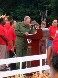 Castro, pendant ses discours-fleuves, Castro s'appuie régulièrement sur son bras. &#13;&#10;&#13;&#10;&#9;&#9;(Photo : Catherine Monnet/RFI)