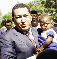 «<em>Je suis chez moi ici. Je suis comme un poisson dans l’eau.</em>» a affirmé le président vénézuélien Hugo Chavez lors de sa visite au Mali. 

		(Photo:AFP)