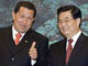 Hugo Chavez (G.) veut faire du «géant chinois» l’un des plus gros marchés pétroliers de son pays. De son côté, Hu Jintao (D.) a déclaré que la Chine soutiendrait le Venezuela dans sa tentative de devenir membre non-permanent du Conseil de sécurité des Nations unies. 

		(Photo : AFP)