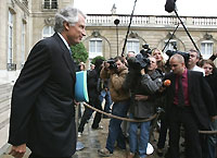 Le chef du gouvernement français Dominique de Villepin, à la sortie du conseil des ministres, le 24 août 2006. 

		(Photo: AFP)