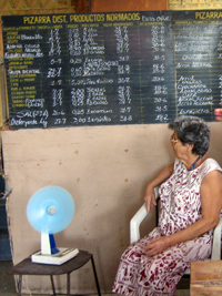 Dans une «bodega» (magasin d'Etat), sur le tableau sont inscrits les produits de rationnement en fonction de leur arrivage. &#13;&#10;&#13;&#10;&#9;&#9;