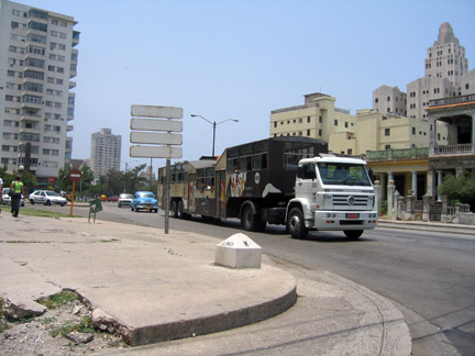 Malgré des semi-remorques transformés en bus - des «camello» - il y a toujours un important déficit de transports publics dans tout l'île.&#13;&#10; &#13;&#10;&#13;&#10;&#9;&#9;