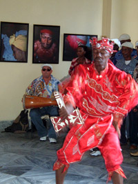 Danseur habillé aux couleurs de Changó, orisha maître du feu et des éclairs. &#13;&#10;&#13;&#10;&#9;&#9;(Photo : Natalia De Rio)