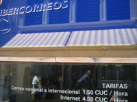 Les tarifs de connection à internet (environ 5$ de l'heure) sont exorbitants pour les Cubains. &#13;&#10;&#13;&#10;&#9;&#9;