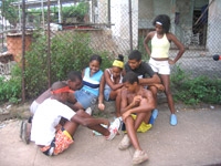 Faute de partir en vacances, les jeunes jouent dans la rue. &#13;&#10;&#13;&#10;&#9;&#9;